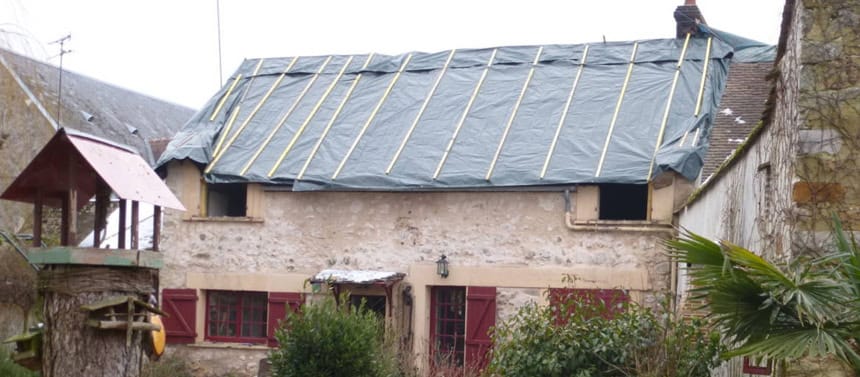 Toiture bâchée pendant le chantier