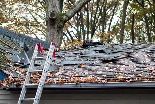 Dépose d'une couverture ancienne lors d'une rénovation de toiture