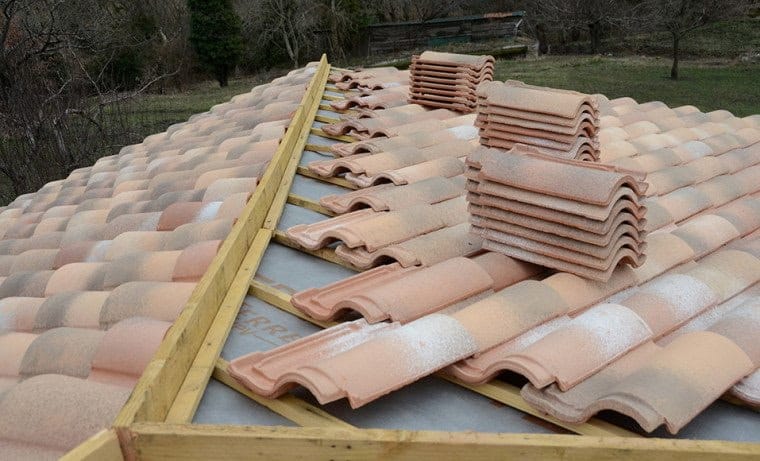 Approvisionnement en tuiles sur une toiture par un couvreur à Graulhet
