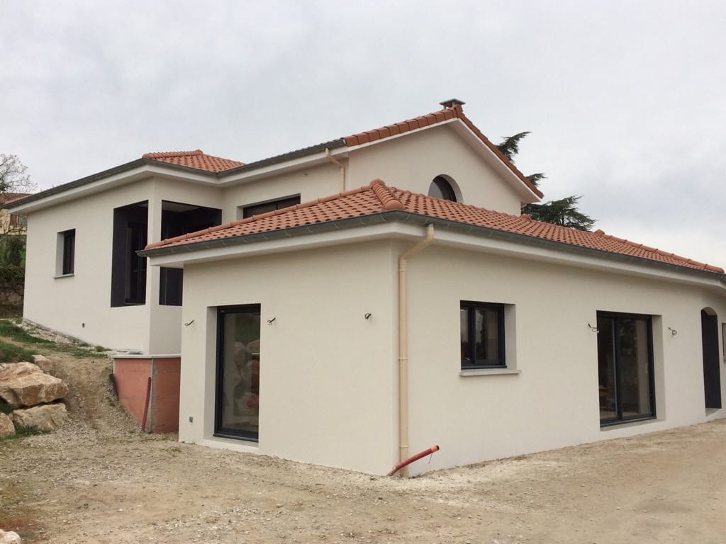Maison individuelle après un ravalement de façade complet, enduit clair neuf