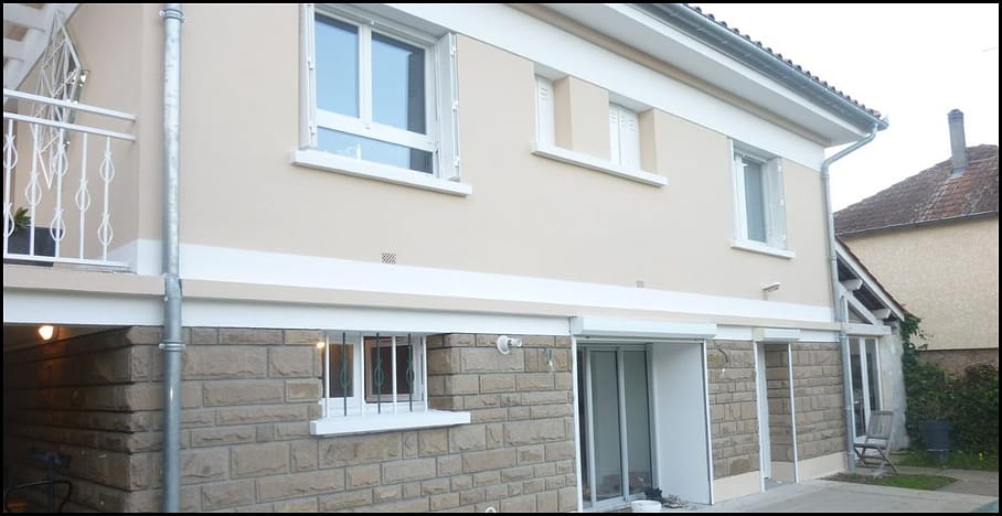 Façade d'habitation après ravalement, encadrements et bandeaux repris