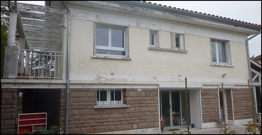 Façade dégradée avant ravalement, enduit écaillé sur maison ancienne