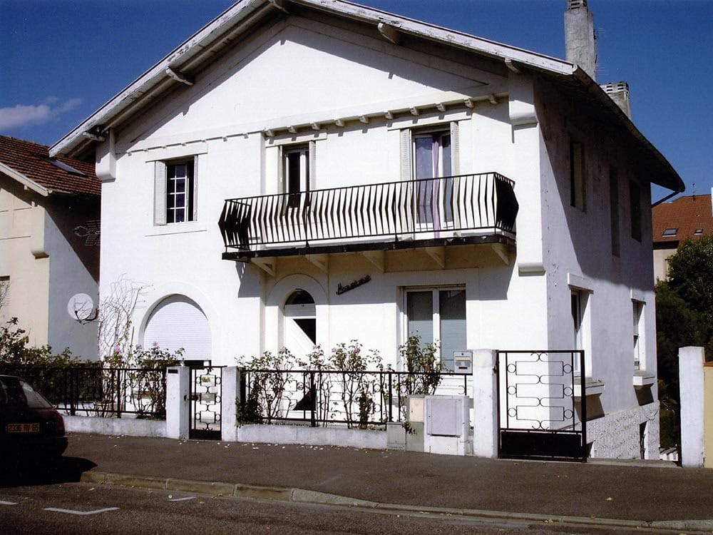 Maison avant rénovation de façade, enduit ancien fissuré et encrassé