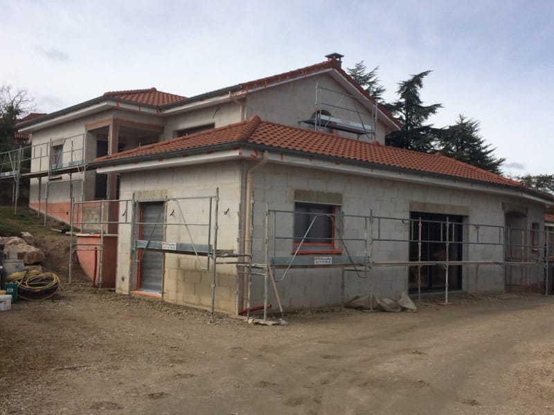 Ravalement en cours sous échafaudage sur un bâtiment de grande hauteur