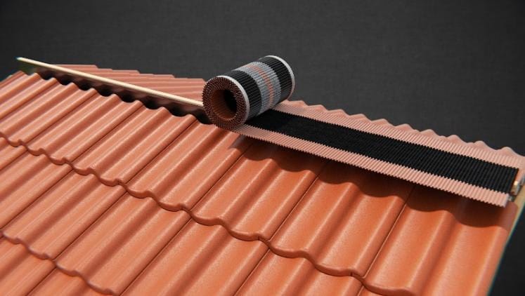 Closoir ventilé posé avant scellement des faîtières sur une couverture