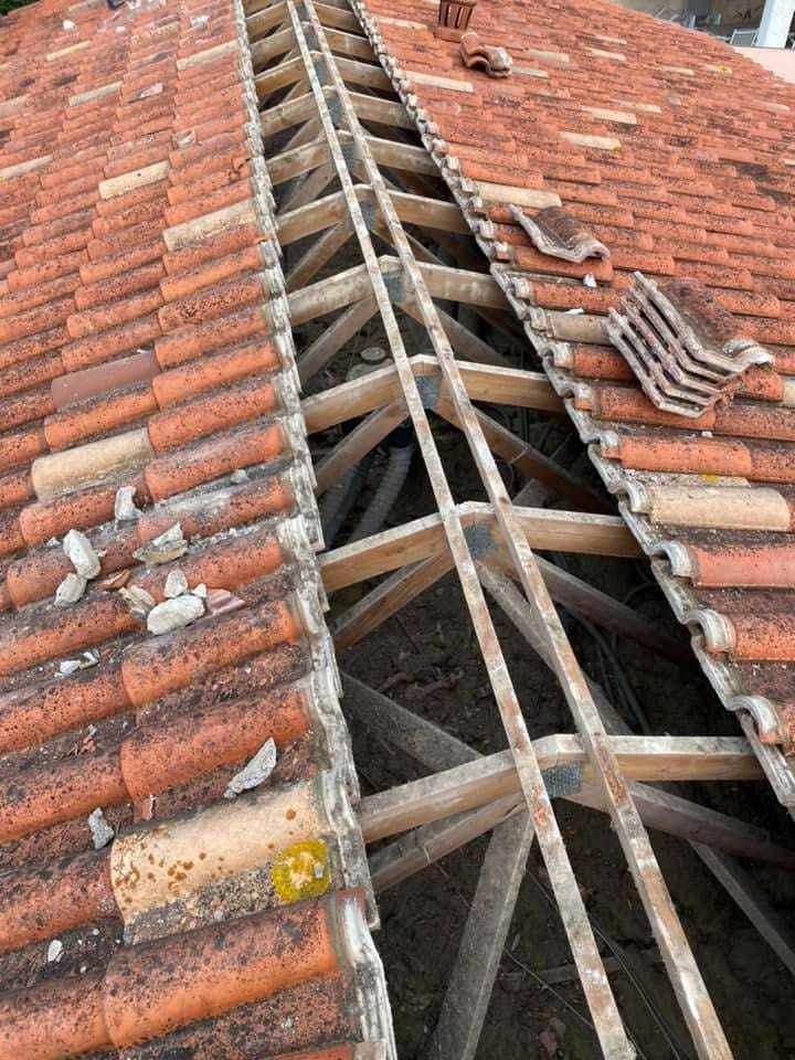 Dépose du faîtage laissant la charpente apparente sur une maison ancienne