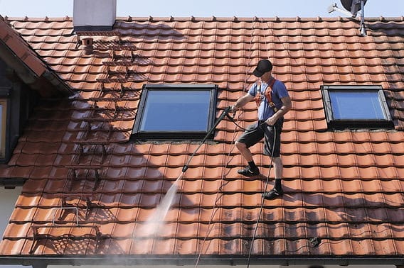 Démoussage d'une toiture en tuiles sur une maison de coteau à Puylaurens