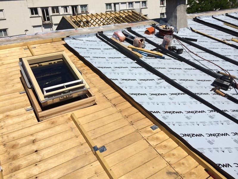 Fenêtre de toit posée sur voligeage neuf pendant une pose de Velux